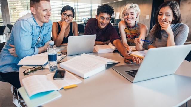 Gambar Artikel Menjadi Mahasiswa Perantau Di Indonesia: Proses Adaptasi Dan Pembentukan Karakter