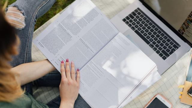 Gambar Artikel Mahasiswa Indonesia Dan Keseimbangan Hidup: Mengatur Waktu Antara Akademik Dan Kehidupan Pribadi