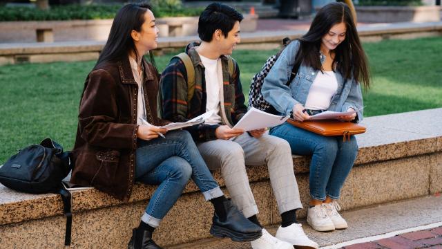Gambar Artikel Kehidupan Mahasiswa Di Indonesia Dalam Menghadapi Tantangan Akademik Dan Sosial