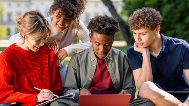 Gambar Artikel Mahasiswa Indonesia Dan Pembentukan Identitas Diri Di Lingkungan Perguruan Tinggi