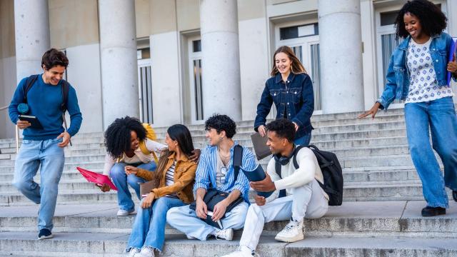 Gambar Artikel Mahasiswa Indonesia Dan Tantangan Menjaga Keseimbangan Akademik Dan Kehidupan Sosial