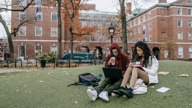 Pergaulan Mahasiswa Di Kampus Multikultural Indonesia