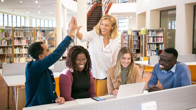 Gambar Artikel Kehidupan Mahasiswa Indonesia Dalam Menghadapi Tantangan Akademik Dan Sosial