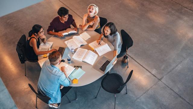 Gambar Artikel Mahasiswa Indonesia Dalam Pengelolaan Akademik, Sosial, Dan Kesehatan