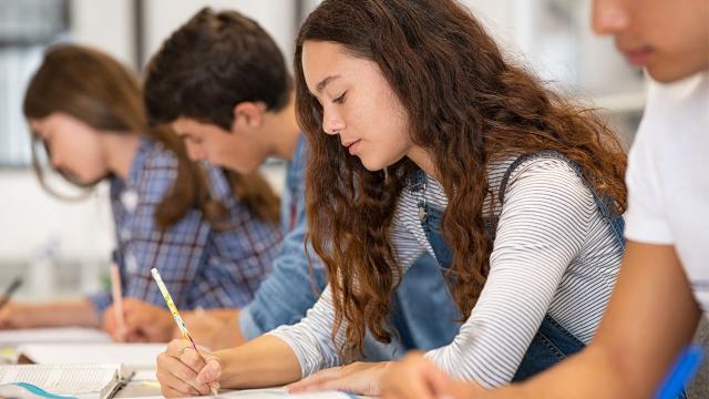 Gambar Artikel Mahasiswa Dan Budaya Diskusi: Antara Keberanian Berpendapat Dan Takut Salah