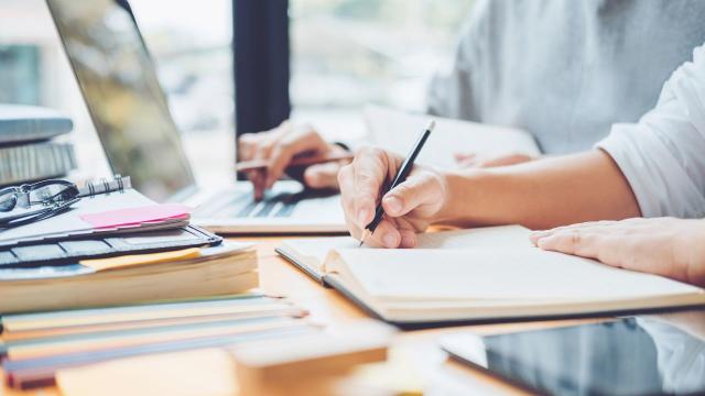 Gambar Artikel Ritme Waktu Mahasiswa: Antara Deadline, Produktivitas, Dan Seni Menunda