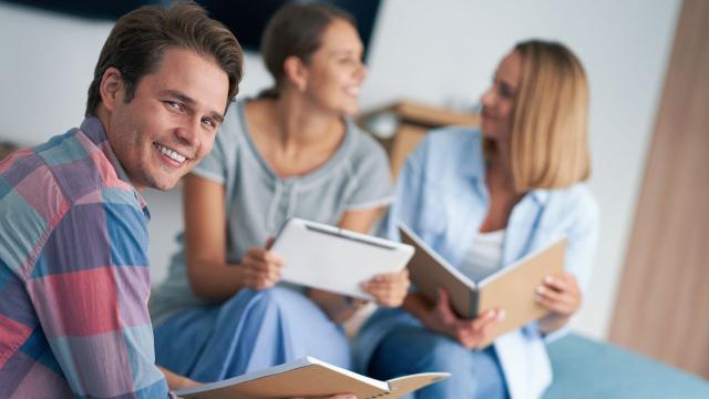 Gambar Artikel Di Balik Status Mahasiswa Aktif: Kehidupan Sunyi Mereka Yang Merasa Tertinggal