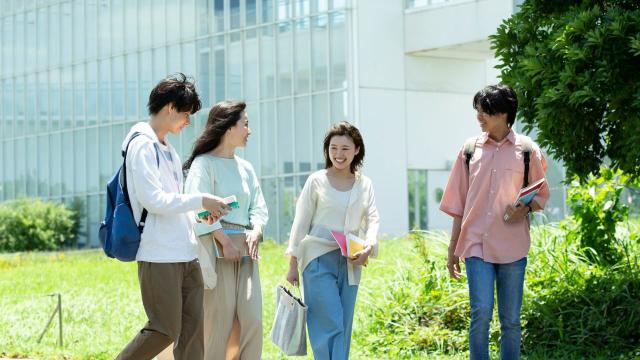 Gambar Artikel Ruang Kelas Tak Terlihat: Bagaimana Media Sosial Membentuk Cara Berpikir Mahasiswa
