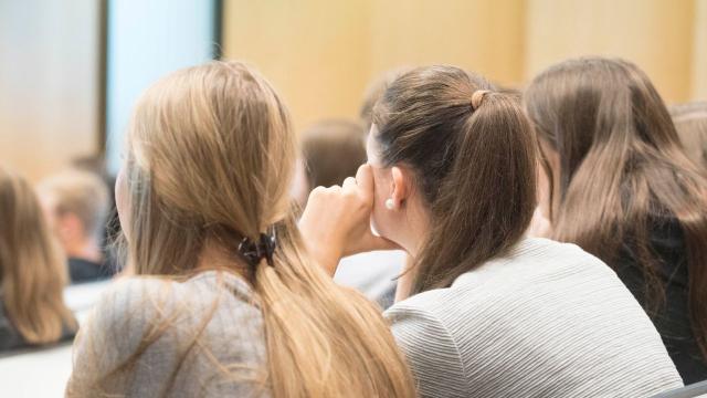 Gambar Artikel Mencari Arah Karier Sejak Bangku Kuliah: Kegalauan Mahasiswa Di Tengah Dunia Kerja Yang Berubah