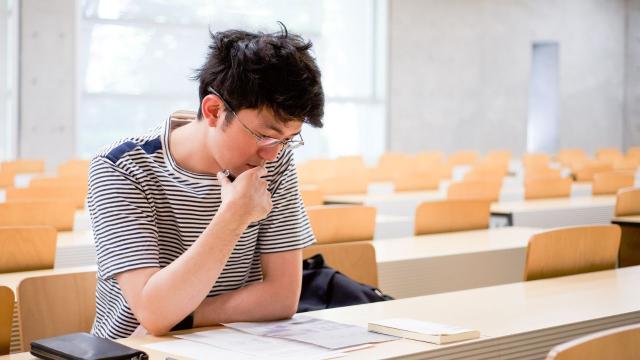 Belajar Hidup Di Kampus: Mahasiswa Sebagai Individu, Anggota Sosial, Dan Calon Profesional