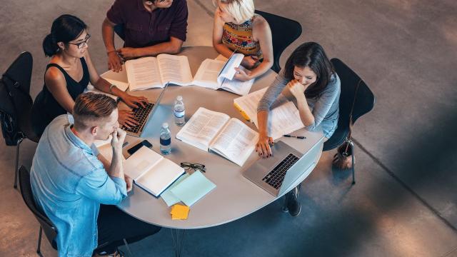 Mahasiswa Perantau Dan Proses Adaptasi: Belajar Hidup Di Tanah Orang