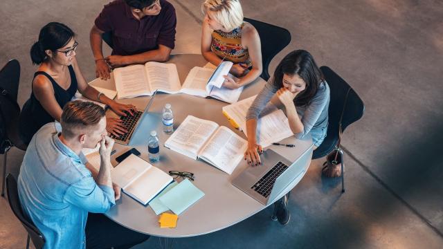 Kampus Dan Mobilitas Sosial: Harapan, Realitas, Dan Tantangan Mahasiswa