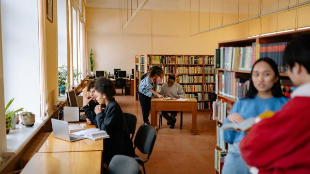 Pertemanan Mahasiswa: Relasi Sementara Yang Meninggalkan Jejak Panjang