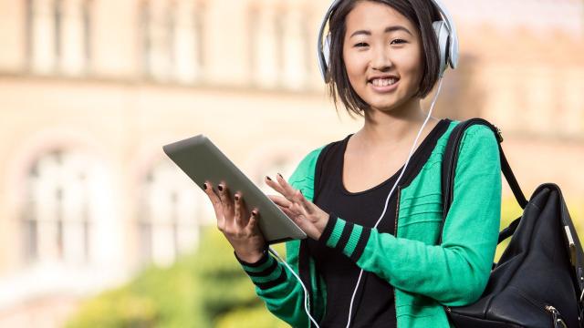 Pengaruh Teknologi Dan Media Digital Dalam Kehidupan Mahasiswa