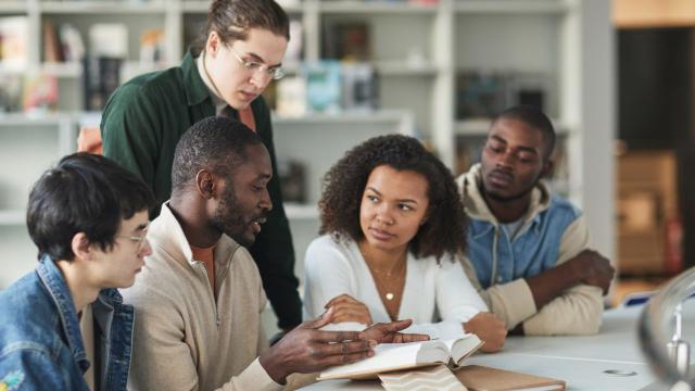Gambar Artikel Kehidupan Sosial Mahasiswa Di Lingkungan Kampus
