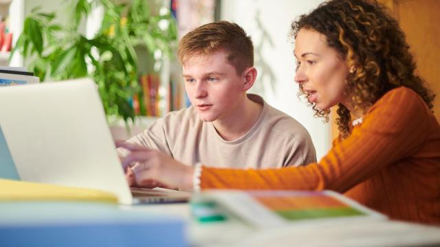 Mahasiswa Dan Fenomena Kuliah Sambil Bekerja Di Indonesia