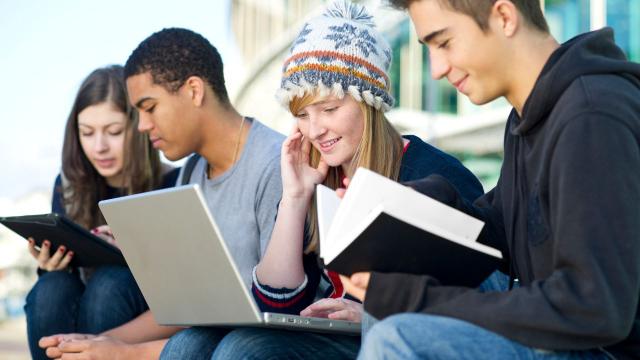 Gambar Artikel Mahasiswa Dan Peran Alumni Dalam Pengembangan Karier