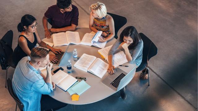 Gambar Artikel Mahasiswa Dan Pengembangan Soft Skills: Modal Sukses Di Dunia Profesional