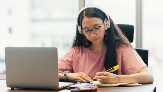 Gambar Artikel Mahasiswa Dan Peran Teknologi Dalam Pengembangan Akademik