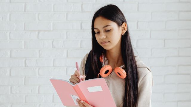 Gambar Artikel Fenomena Mahasiswa Aktif Di Media Sosial
