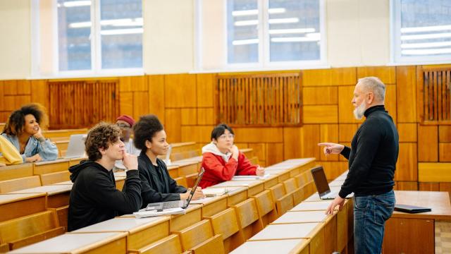 Gambar Artikel Kehidupan Mahasiswa Di Kampus: Antara Akademik, Organisasi, Dan Kesehatan Mental