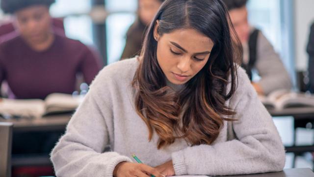 Pergaulan Mahasiswa Di Era Digital: Peluang, Tantangan, Dan Dampaknya Terhadap Pendidikan Tinggi