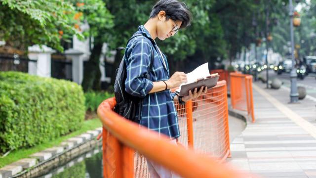 Gambar Artikel Keseimbangan Akademik Dan Kehidupan Sosial Mahasiswa: Kunci Kesuksesan Di Kampus