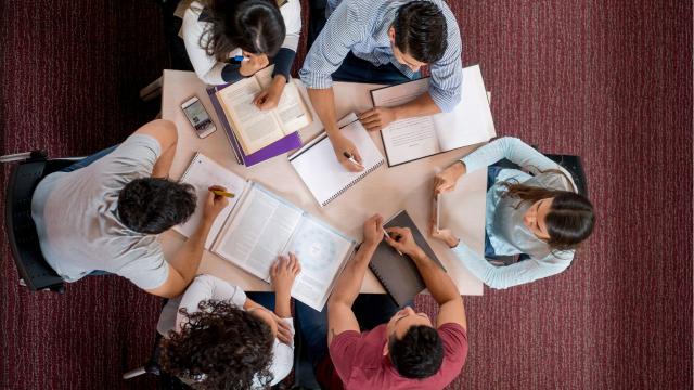 Gambar Artikel Mahasiswa Dan Pengembangan Soft Skills: Fondasi Penting Menuju Kesuksesan