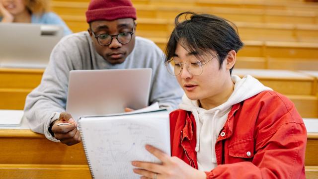 Gambar Artikel Peran Organisasi Dan Pergaulan Mahasiswa Dalam Meningkatkan Kesehatan Mental Dan Karakter