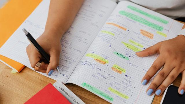 Gambar Artikel Keseimbangan Akademik Dan Kehidupan Sosial Mahasiswa Dalam Lingkungan Kampus Modern