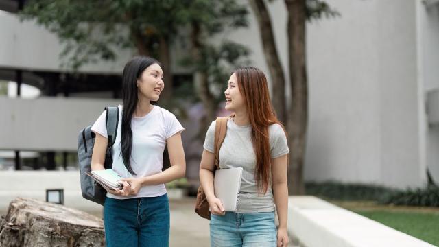 Gambar Artikel Mahasiswa Berdaya Saing: Mengoptimalkan Kurikulum, Karakter, Dan Lingkungan Inklusif
