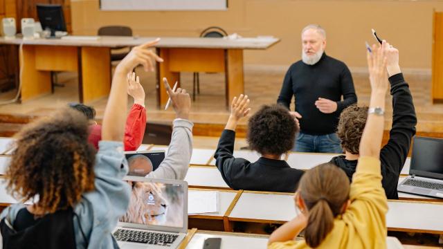 Gambar Artikel Kehidupan Mahasiswa Yang Seimbang: Menghadapi Tantangan Akademik Dan Sosial Di Kampus