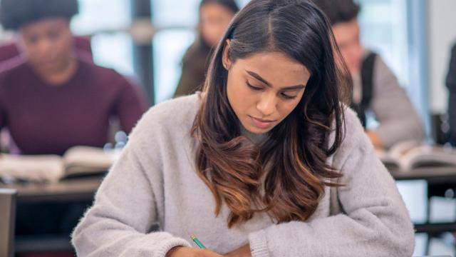 Gambar Artikel Kehidupan Mahasiswa Modern: Mengelola Akademik, Organisasi, Dan Kesehatan Secara Seimbang